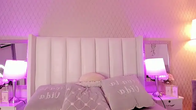 SophiaSmiiths  online show from February 7, 9:04 pm