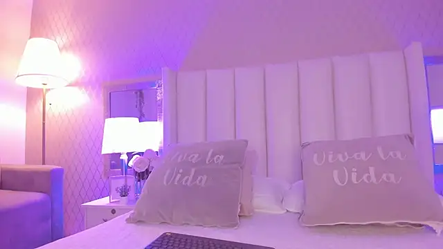 Snapshot of SophiaSmiiths_ chatting on March 5, 7:54 pm SophiaSmiiths online show from March 5, 7:54 pm