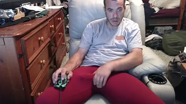 Snapshot of ScubaStevex chatting on October 2, 11:12 pm ScubaStevex online show from October 2, 11:12 pm