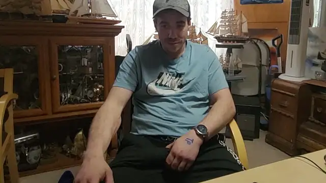 Snapshot of ScubaStevex chatting on March 29, 10:21 pm ScubaStevex online show from March 29, 10:21 pm