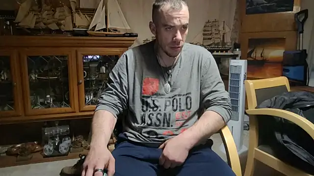 Snapshot of ScubaStevex chatting on April 13, 12:38 am ScubaStevex online show from April 13, 12:38 am