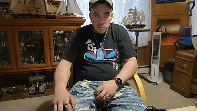 Snapshot of ScubaStevex chatting on April 13, 11:32 pm ScubaStevex online show from April 13, 11:32 pm