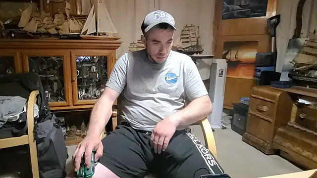 Snapshot of ScubaStevex chatting on April 20, 6:05 am ScubaStevex online show from April 20, 6:05 am