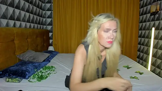 Luna  Lewis online show from December 12, 8:03 am