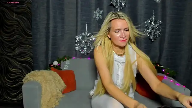 Luna  Lewis online show from December 18, 1:56 pm