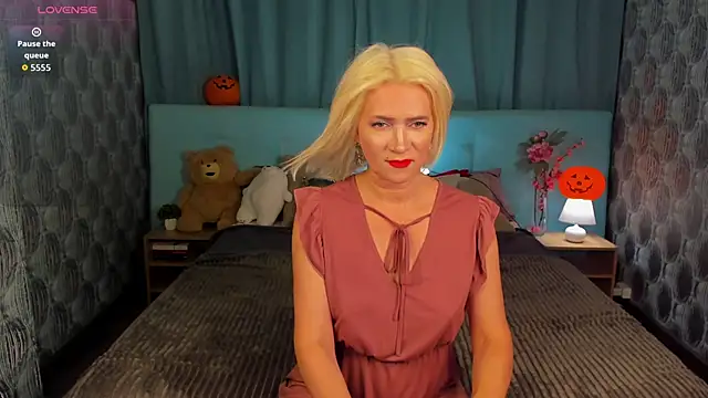 Luna  Lewis online show from October 29, 9:44 am