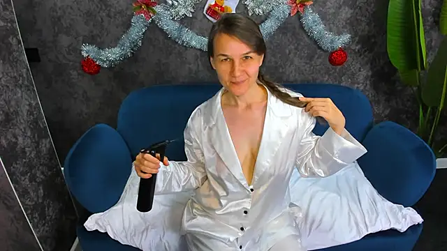 Lillian White online show from January 14, 4:04 am