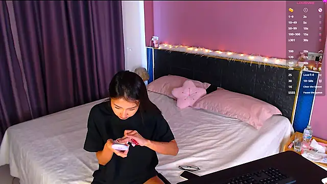 Snapshot of Melissa_Mone chatting on February 2, 1:12 am Melissa Mone online show from February 2, 1:12 am