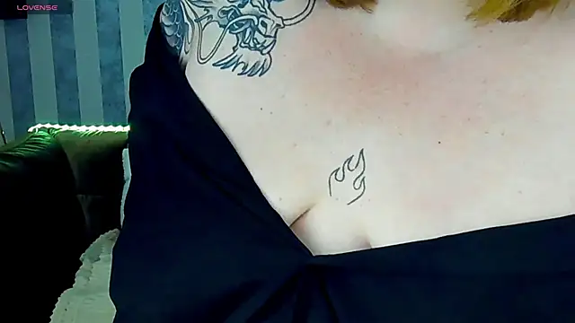 Snapshot of ZaraReignn chatting on December 27, 3:42 am ZaraReignn online show from December 27, 3:42 am