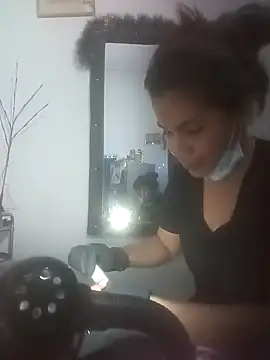 Snapshot of 02julieta chatting on December 19, 5:18 am 02julieta online show from December 19, 5:18 am