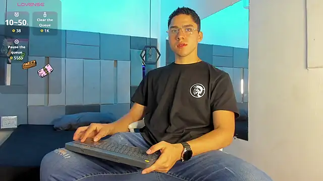 Snapshot of LiamNovak chatting on November 30, 11:36 am LiamNovak online show from November 30, 11:36 am