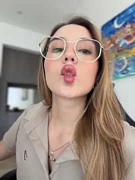 SophieRaily  online show from March 18, 10:02 pm