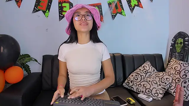 Mia petite01 online show from October 9, 11:36 pm