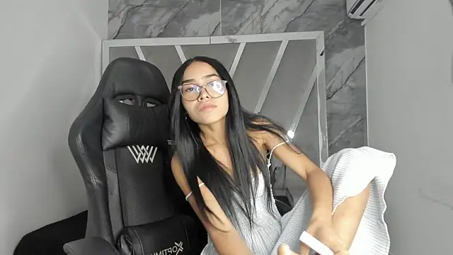 Snapshot of Mia_petite01 chatting on May 21, 9:11 pm Mia petite01 online show from May 21, 9:11 pm