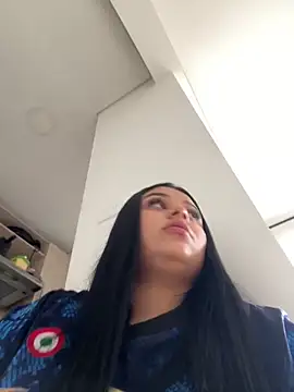 alissonfernandez  online show from January 17, 8:22 pm
