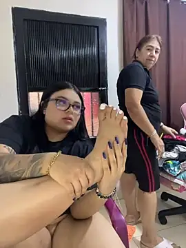 alissonfernandez  online show from April 24, 10:12 pm