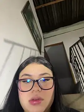 alissonfernandez  online show from May 29, 12:19 am