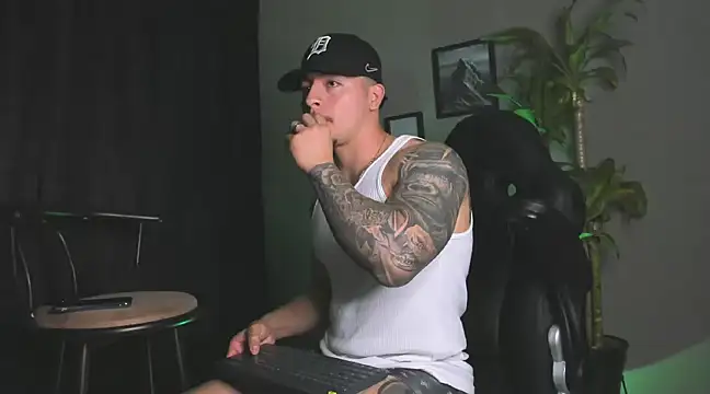 boyc022  online show from December 14, 2:01 am