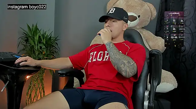 boyc022  online show from February 25, 12:03 am