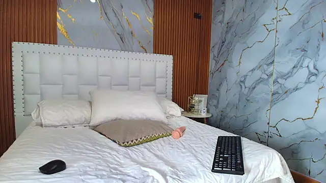 hornybarelylegalgirl online show from December 16, 7:32 pm