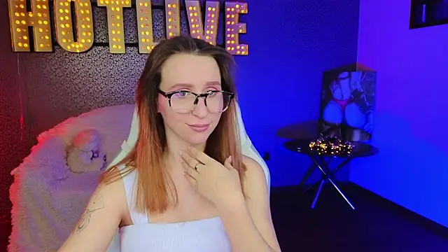 AliceBYKiss online show from December 13, 4:05 pm