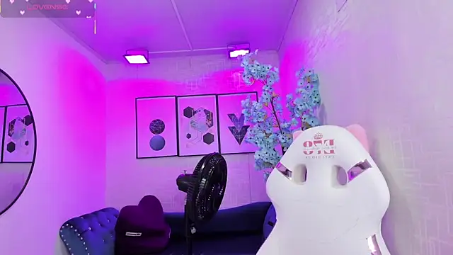 Snapshot of Theia_moon chatting on February 23, 12:35 pm Theia moon online show from February 23, 12:35 pm