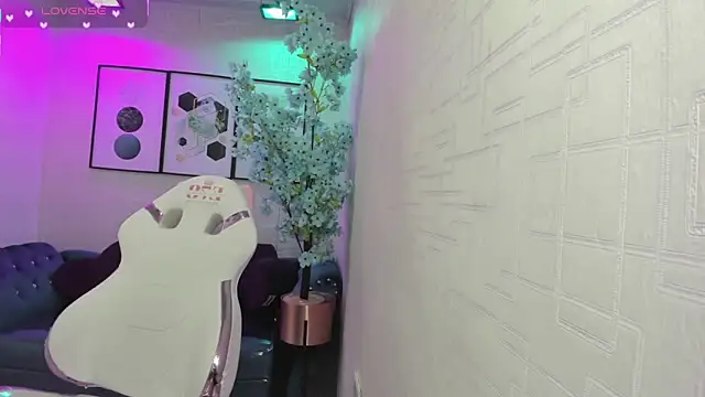 Snapshot of Theia_moon chatting on March 9, 12:42 pm Theia moon online show from March 9, 12:42 pm