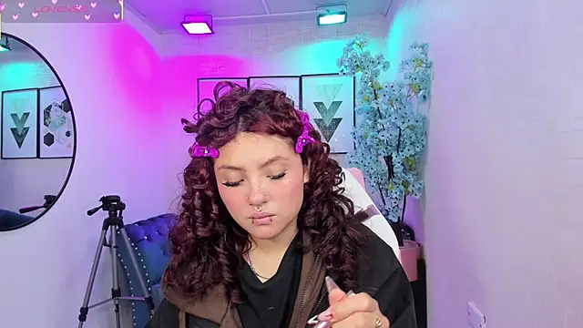 Snapshot of Theia_moon chatting on March 18, 12:41 pm Theia moon online show from March 18, 12:41 pm