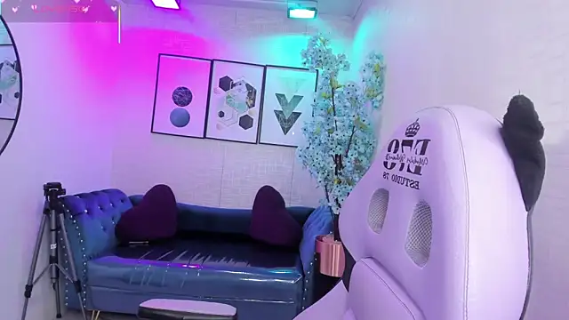 Snapshot of Theia_moon chatting on March 28, 1:11 pm Theia moon online show from March 28, 1:11 pm