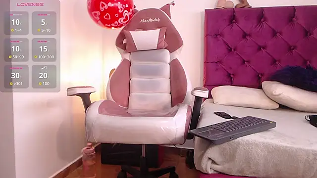 NAOMI WINDSOR online show from February 17, 6:59 pm