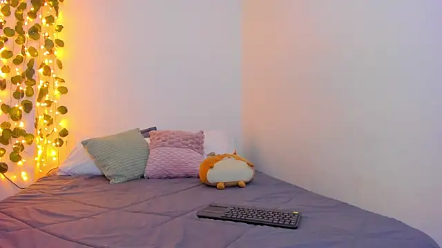 emillyhills online show from January 24, 11:45 pm