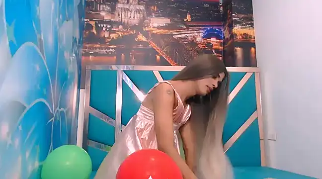 Snapshot of Luna_and_valery chatting on December 6, 8:07 pm Luna and valery online show from December 6, 8:07 pm