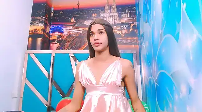 Snapshot of Luna_and_valery chatting on December 9, 4:05 pm Luna and valery online show from December 9, 4:05 pm