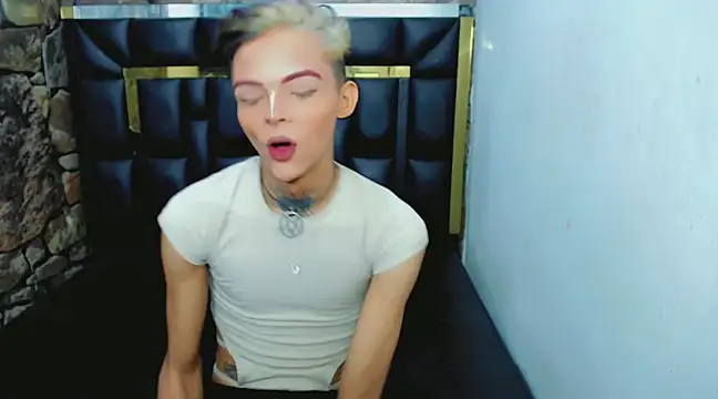 Snapshot of Luna_and_valery chatting on February 4, 8:17 pm Luna and valery online show from February 4, 8:17 pm