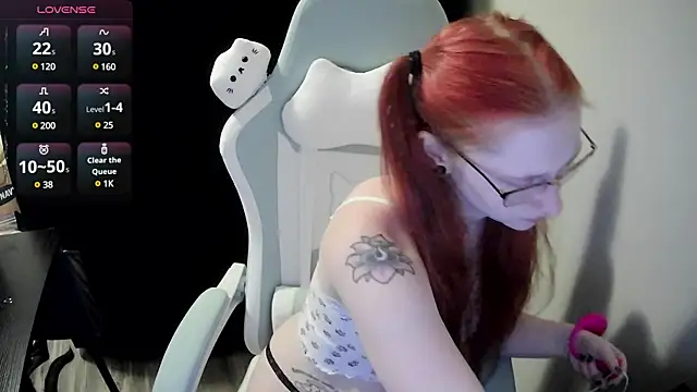 LilyFoxxx online show from December 16, 4:23 am