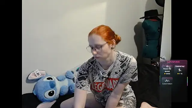 Snapshot of LilyFoxxx chatting on April 3, 5:27 am LilyFoxxx online show from April 3, 5:27 am