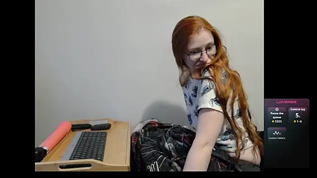 Snapshot of LilyFoxxx chatting on April 24, 5:43 am LilyFoxxx online show from April 24, 5:43 am