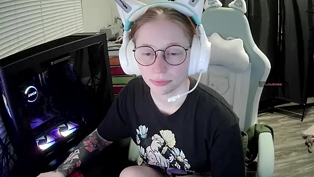 Snapshot of LilyFoxxx chatting on July 25, 6:00 am LilyFoxxx online show from July 25, 6:00 am