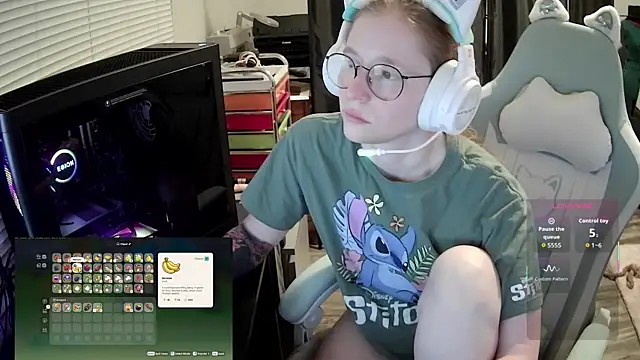 Snapshot of LilyFoxxx chatting on July 29, 5:05 am LilyFoxxx online show from July 29, 5:05 am