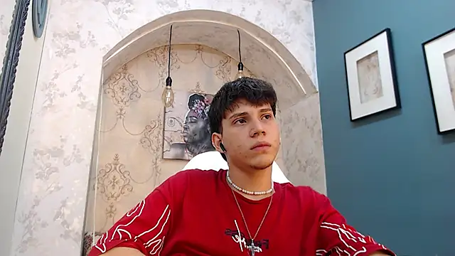 Jonathan Moreau online show from December 13, 6:38 pm