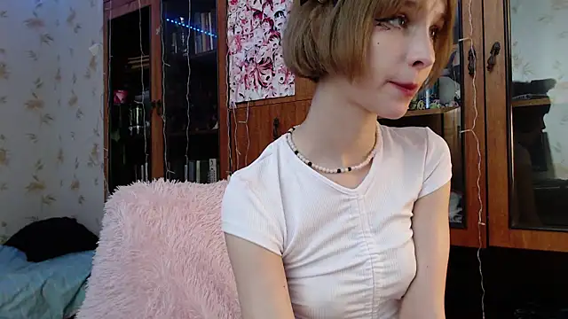 Snapshot of cloudgirrl chatting on February 11, 11:44 pm cloudgirrl online show from February 11, 11:44 pm