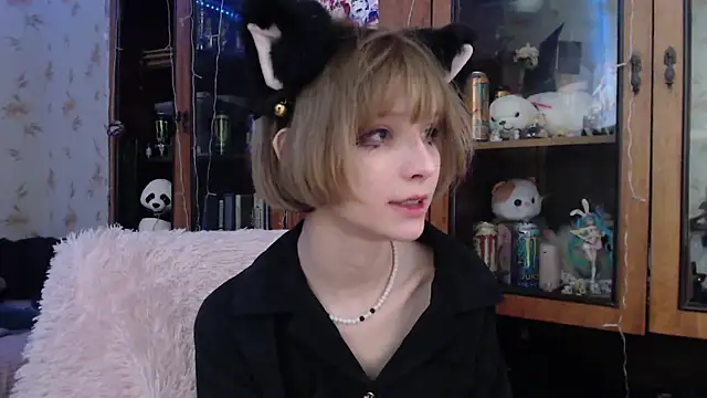 Snapshot of cloudgirrl chatting on February 21, 11:32 pm cloudgirrl online show from February 21, 11:32 pm