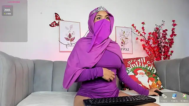 Snapshot of saray_halam chatting on December 14, 6:09 pm saray halam online show from December 14, 6:09 pm