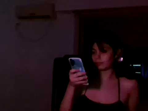 Snapshot of candycamiila chatting on February 19, 7:17 am candycamiila online show from February 19, 7:17 am