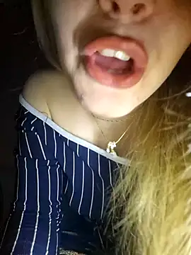 Snapshot of SUSELLAM1 chatting on February 11, 11:21 pm SUSELLAM1 online show from February 11, 11:21 pm