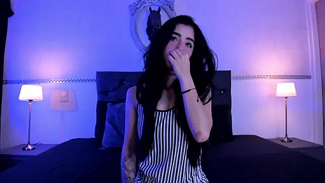 Snapshot of RomeroMoon chatting on December 4, 1:09 pm RomeroMoon online show from December 4, 1:09 pm