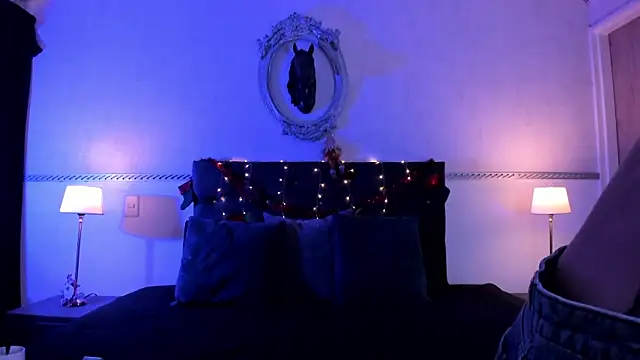 Snapshot of RomeroMoon chatting on December 5, 1:06 pm RomeroMoon online show from December 5, 1:06 pm