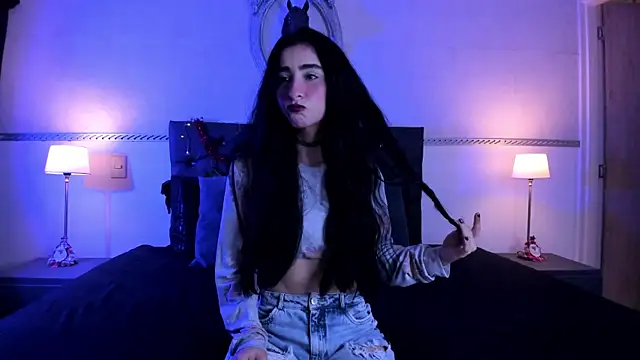 Snapshot of RomeroMoon chatting on December 23, 1:24 pm RomeroMoon online show from December 23, 1:24 pm