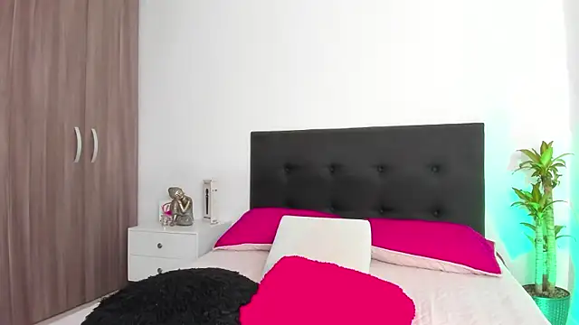 Snapshot of LaylaJewel chatting on December 11, 4:09 pm LaylaJewel online show from December 11, 4:09 pm