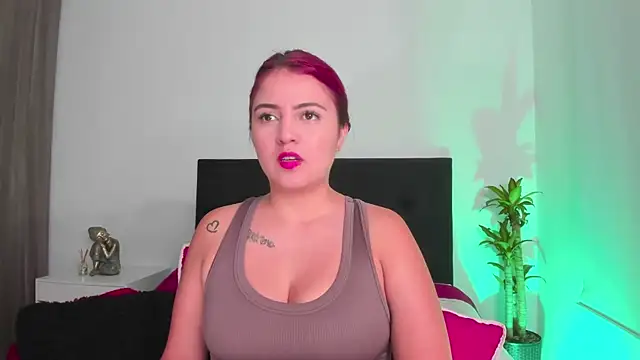 Snapshot of LaylaJewel chatting on December 13, 2:43 am LaylaJewel online show from December 13, 2:43 am